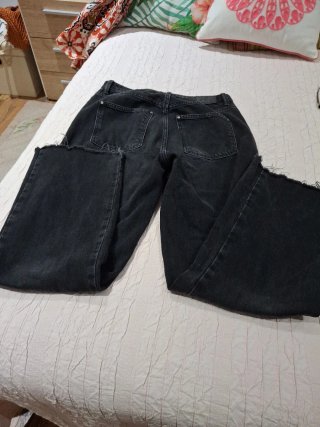 Pantalones vaqueros negros desgastados