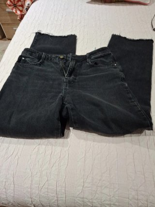 Pantalones vaqueros negros desgastados