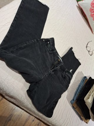 Pantalones vaqueros negros desgastados