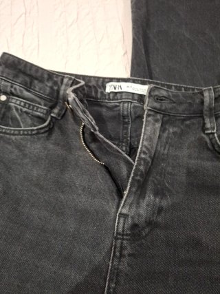 Pantalones vaqueros negros desgastados