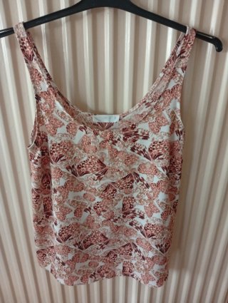 Camiseta estampada beige y rosa