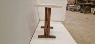Mesa de madera artesanal