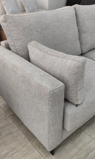 Sofá 3 plazas grande 270cm con patas + 2 cojines