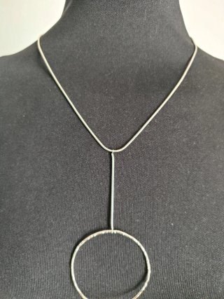 Collar plateado con aro