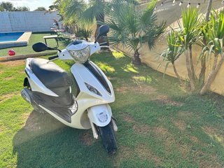 Vespa 125 Blanca