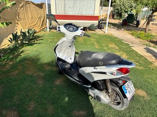 Vespa 125 Blanca