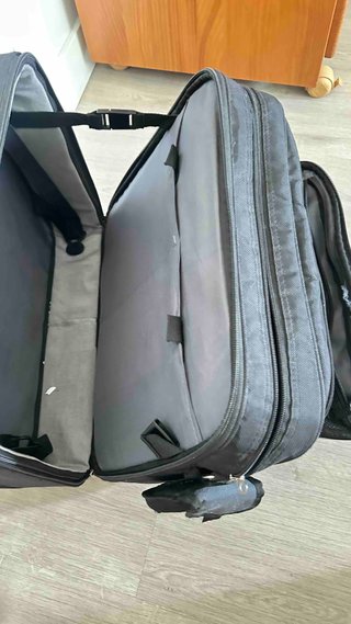 Maletín portátil negro y gris