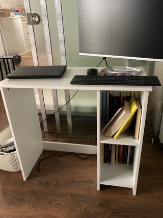Escritorio blanco con estantería