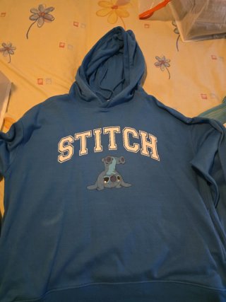 Sudadera azul con estampado de Stitch
