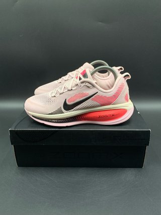Nike Vomero 18 Talla 41 Rosa/Rojo