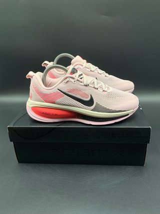 Nike Vomero 18 Talla 41 Rosa/Rojo