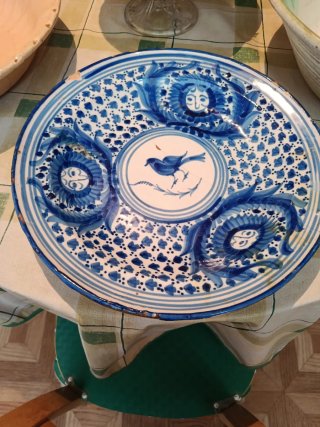 Plato antiguo decorado azul y blanco
