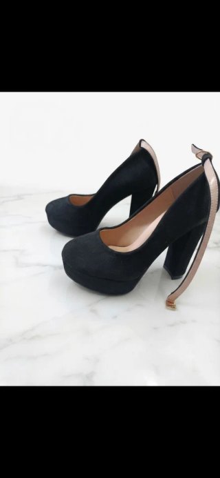 Elegantes zapatos de tacón negros