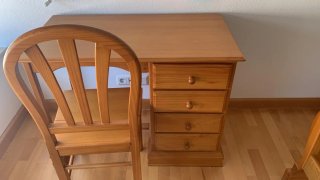 Escritorio y silla de madera