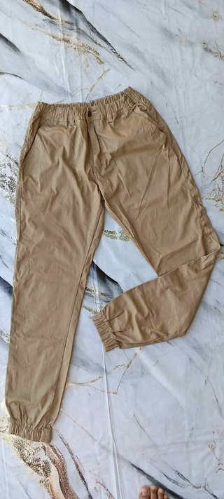 Pantalón beige hombre