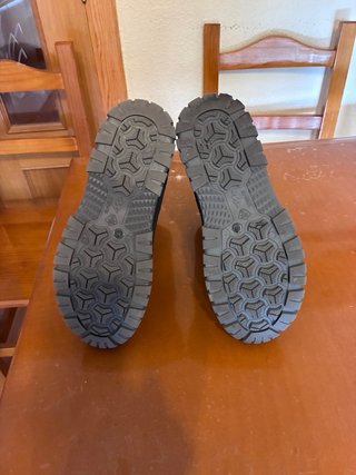 Botas de nieve negras y grises