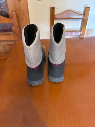 Botas de nieve negras y grises