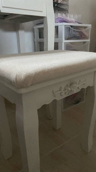 Tocador blanco con espejo y taburete