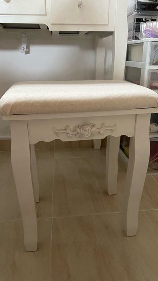 Tocador blanco con espejo y taburete