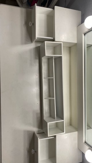 Tocador blanco con espejo y taburete
