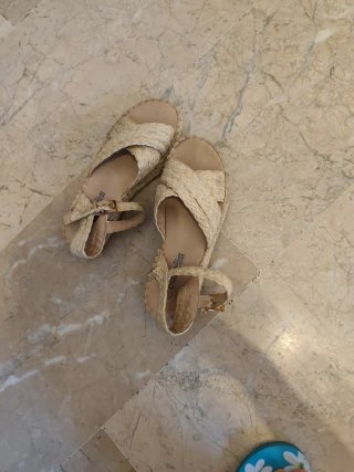 Sandalias beige y doradas