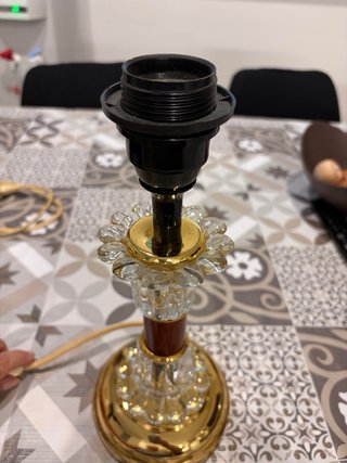 Pie de lámpara de cristal y dorado