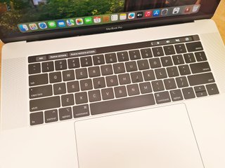 APPLE MacBook Pro 15 2018 i7 16GB 1024GB Radeon