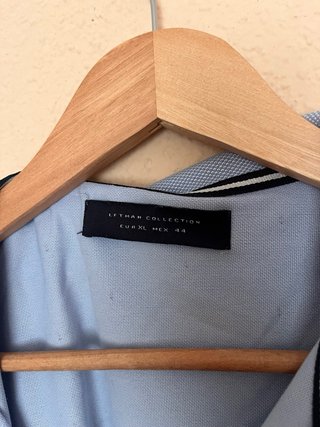 Polo azul con puntos