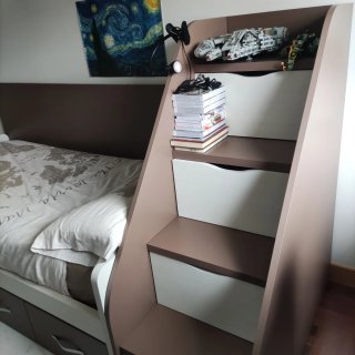 Cómoda Escalera Marrón y Blanca
