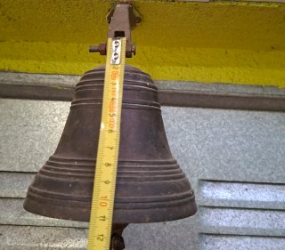 Campana de bronce con cuerda