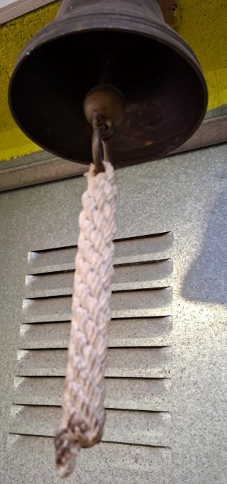 Campana de bronce con cuerda
