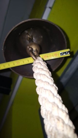 Campana de bronce con cuerda