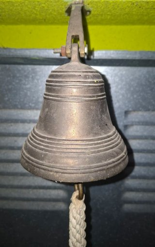 Campana de bronce con cuerda