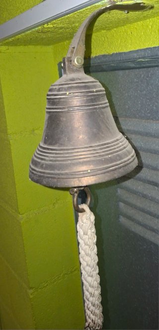 Campana de bronce con cuerda