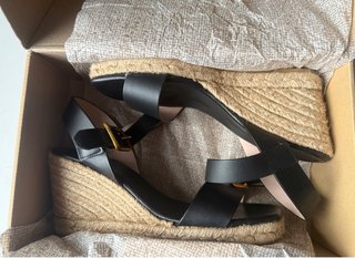 Sandalias cuña negras y doradas