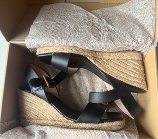 Sandalias cuña negras y doradas