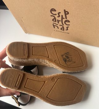 Sandalias cuña negras y doradas