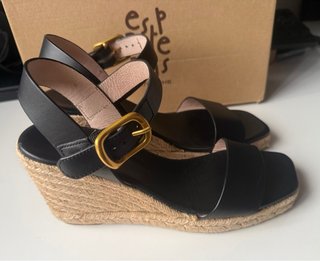 Sandalias cuña negras y doradas
