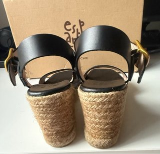 Sandalias cuña negras y doradas