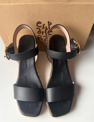 Sandalias cuña negras y doradas