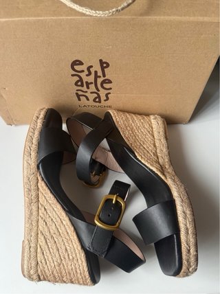 Sandalias cuña negras y doradas