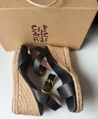 Sandalias cuña negras y doradas