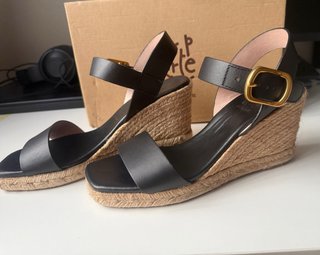 Sandalias cuña negras y doradas