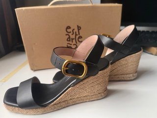 Sandalias cuña negras y doradas