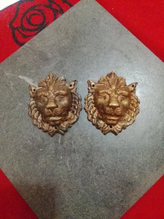 Pareja de cabezas de león decorativas