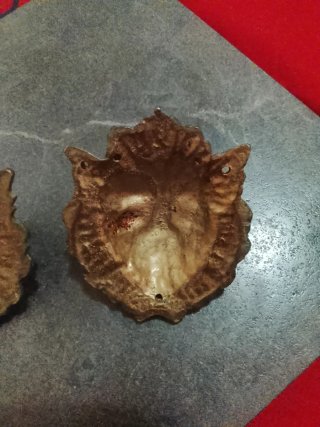 Pareja de cabezas de león decorativas