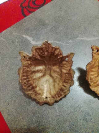 Pareja de cabezas de león decorativas