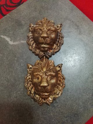 Pareja de cabezas de león decorativas