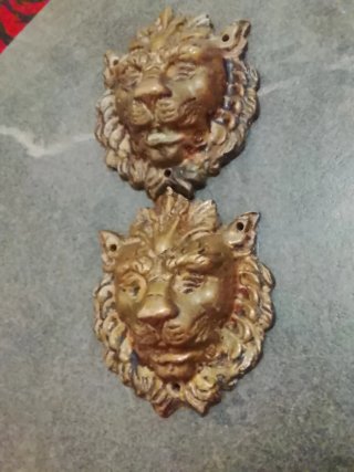 Pareja de cabezas de león decorativas