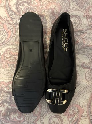 Zapatos negros mujer con hebilla dorada